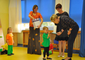 Pani Dyrektor pasuje chłopca na przedszkolaka.