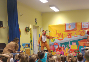 Aktorzy występują dla dzieci na scenie.