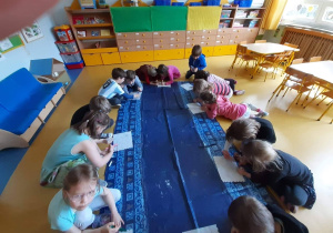Dzieci uczą się oczyszczać wodę.