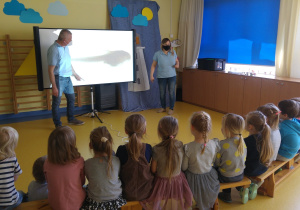 Dzieci uczą się o rozwoju żaby.