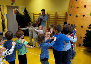 Dzieci robią taneczny pociąg.