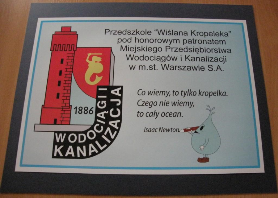Pamiątkowa tablica z logo wodociągów warszawskich.