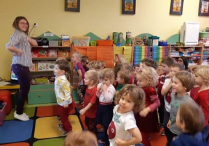 Dzień Buraka - dzieci naśladują ruchy nauczyciela podczas zabawy ruchowej.