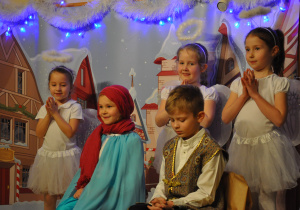 Dzieci występują w świątecznych Jasełkach.