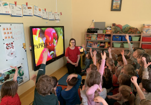 Dzień Papryki - dzieci oglądają prezentacją multimedialną o papryce.