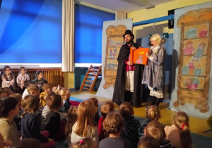 Dzieci oglądają przedstawienie pod tytułem "Dziadek do Orzechów".