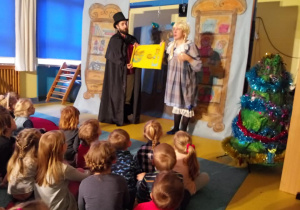Dzieci oglądają przedstawienie pod tytułem "Dziadek do Orzechów".