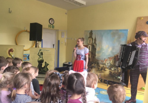 "Przygoda w Starej Warszawie" - dzieci słuchają opowieści muzycznej.