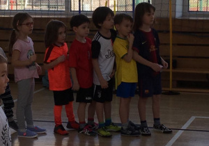 Zawody sportowe - drużyna dzieci czeka na wykonanie aktywności sportowej.