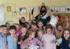 Dzieci z nauczycielką pozują do zdjęcia.