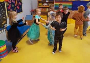 Dzieci tańczą na balu karnawałowym.