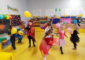 Dzieci podrzucają balony.