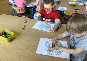 Dzieci kolorują ziemie na odpowiednie kolory.