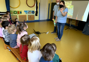 Dzieci oglądają prezentację dotyczącą rozwoju żaby.