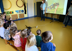 Dzieci przyglądają się salamandrze plamistej.