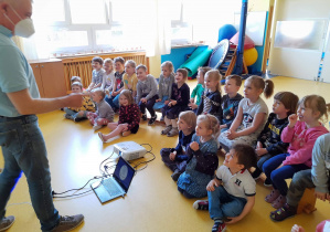 Dzieci słuchają pogadanki na temat metemorfoz w przyrodzie.