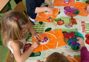 Dzieci wykonują swoją własną mozaikę z gliny samoutwardzalnej.