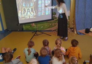 Dzieci oglądają witraże.