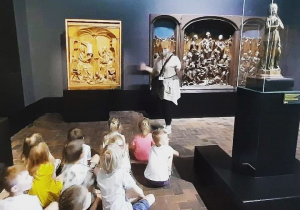 Dzieci oglądają dzieła sztuki.