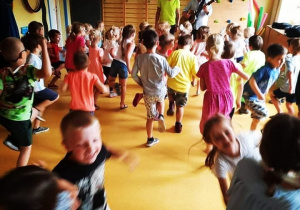 Dzieci tańczą i słuchają muzyki.