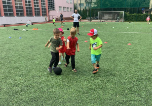 Dzieci grają w piłkę nożną.