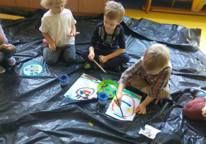 Warsztaty "Portret"- dzieci malują własny portret.