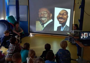Dzieci oglądają prezentację multimedialną.