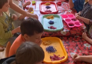 Dzieci tworzą swoje mydełka na warsztatach mydlarskich.