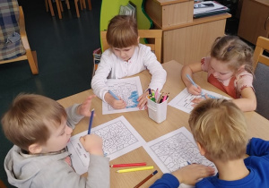 Wizyta w bibliotece- dzieci kolorują obrazek zgodnie z kodem.