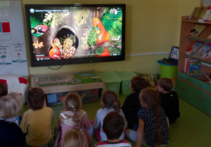 Dzieci poznają leśne życie przy pomocy tablicy interaktywnej