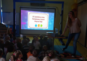 Dzieci oglądają prezentację na temat światowego dnia mycia rąk