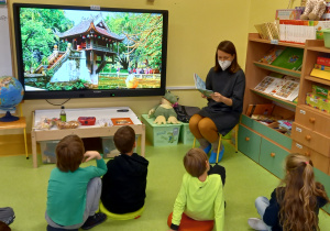 Nasze hobby. Mama chłopca pokazuje na dużym ekranie prezentację o Wietnamie.