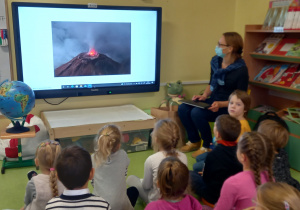 Nasze hobby. Mama chłopca pokazuje prezentację o krajach Ameryki Południowej - wulkany.
