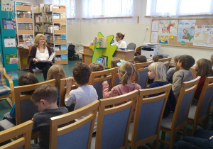 Spotkanie z Hanną Niewiadomską- dzieci słuchają wierszy.