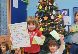 Dzieci pokazują listy do Mikołaja.