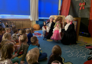Dzieci oglądają przedstawienie teatralne.