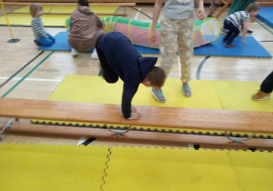Dzieci pokonują tor przeszkód w sali gimnastycznej SP 34.