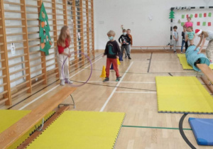 Dzieci pokonują tor przeszkód w sali gimnastycznej SP 34.