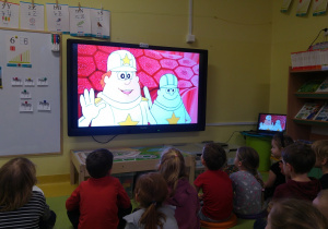 Dzieci oglądają film Było sobie życie o systemie odpornościowym.