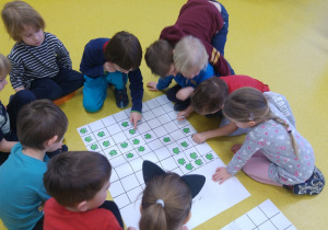Dzieci grają w grę o kwarantannie.