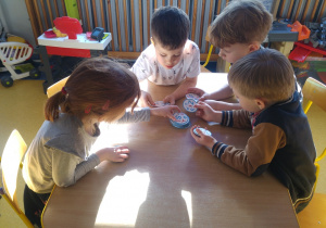 Dzieci grają w literkowe dobble.