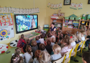 Dzień Ziemi- dzieci oglądają prezentację.