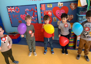 Dzieci bawią się balonami z okazji walentynek.