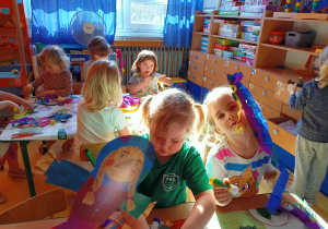 Dzieci wykonują marzanny z papieru i bibuły.
