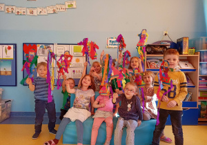 Dzieci prezentują wykonane marzanny-kukiełki.