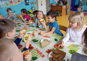Dzieci porównują smak, wygląd i zapach różnego rodzaju pieczywa.