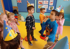 Dzieci świętują urodziny Alexa.