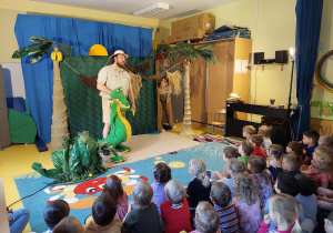 Dzieci oglądają teatrzyk o krokodylu.