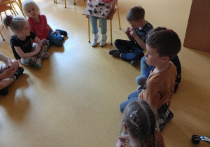 Dzieci oglądają prezentację o kamieniach.