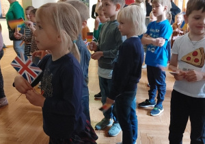 Dzień dziecka w Liceum imienia Konopczyńskiego- dzieci machają flagami.